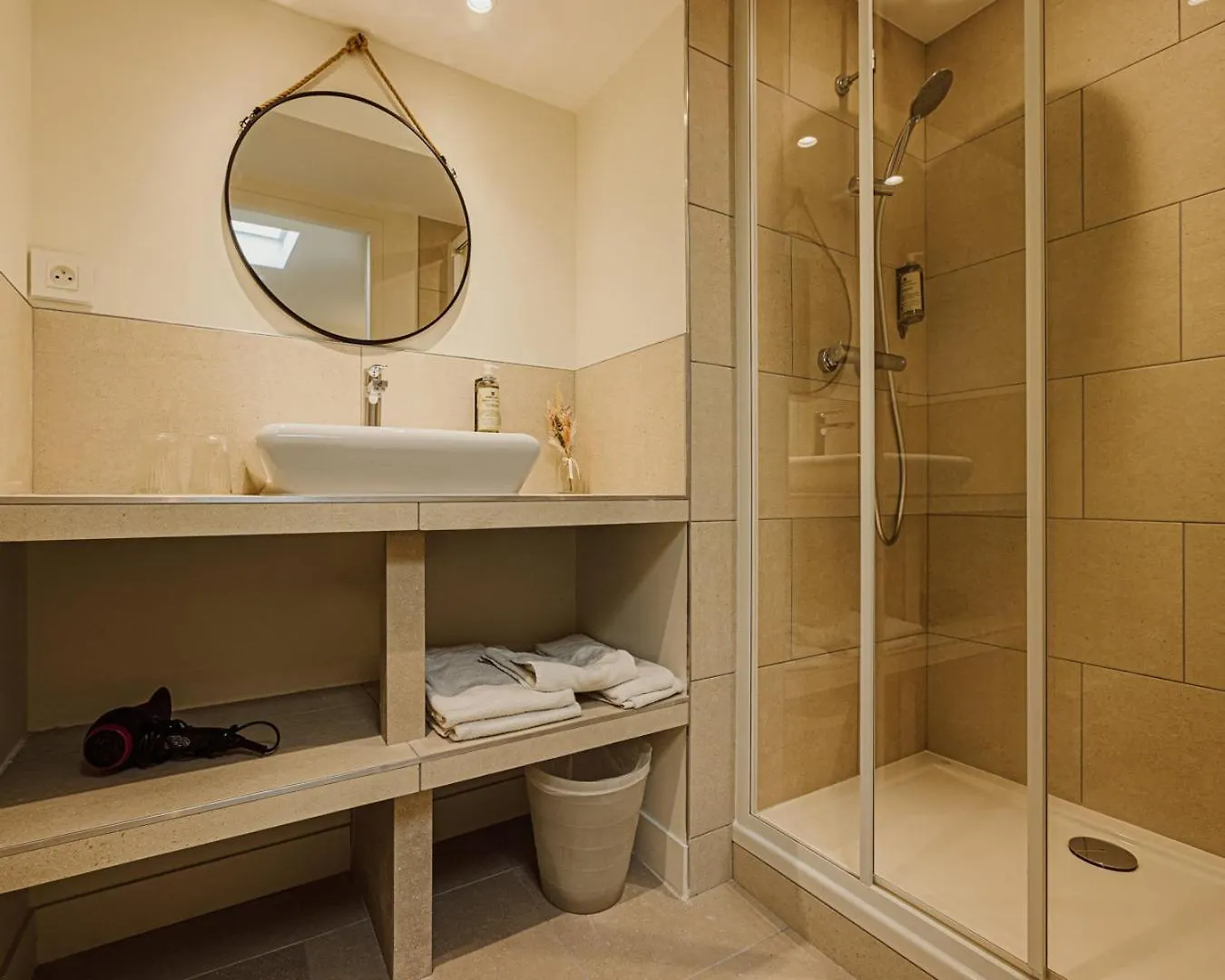 Hotelo Lyon Charite Hotel